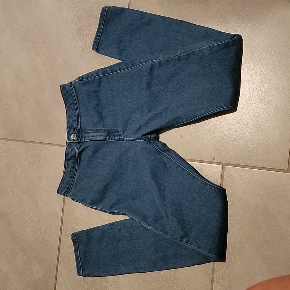 Women's Skinny Jeans size 27/28 flat front. Med blue wash. Forever 21